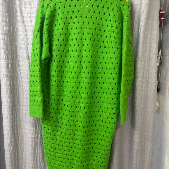 Massimo Dutti Green V-Neck Sweater Dress with Oversized Fit - Picture 2 of 7